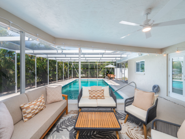 Luxurious Coastal Retreat in Sarasota - 4-Bedroom Home with Pool